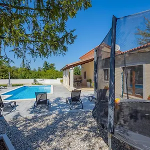 Villa Desapemani With Heated Pool, Žminj